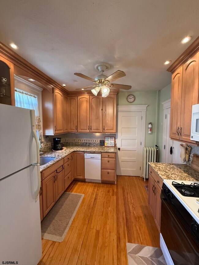 Building Photo - 135 N Avolyn Ave