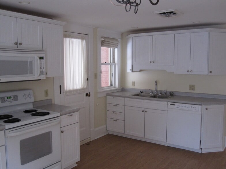 Building Photo - 326 College St