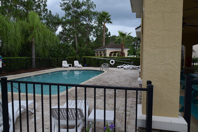 Building Photo - Super 3 bdrm 2-1/2 bath townhome  in gated...