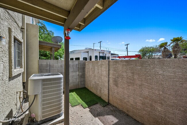 Building Photo - 2419 W Vista Ave