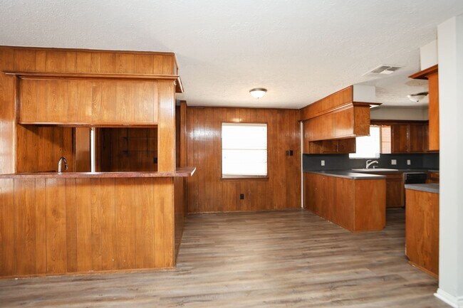 Building Photo - 815 Park Meadow Dr