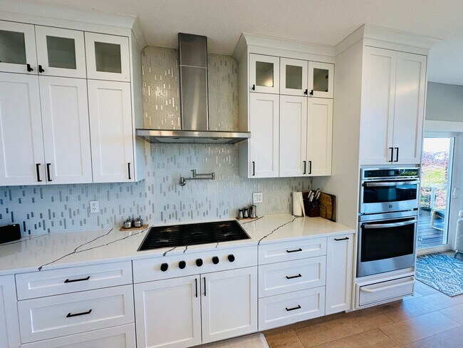 Building Photo - Stunning Custom Camas Home