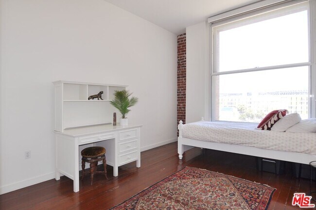 Building Photo - 257 S Spring St