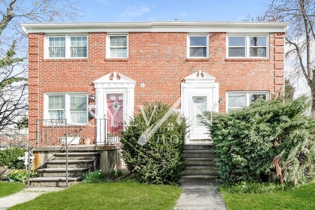 Building Photo - Updated 3 bedroom end unit townhome!