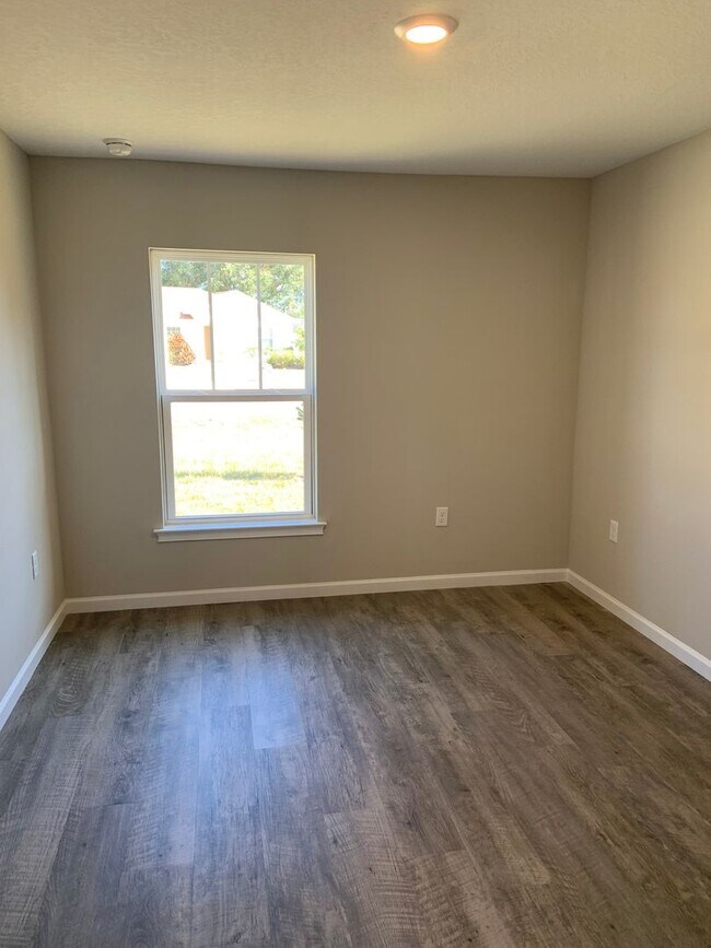 Building Photo - Newer Single Family Home!