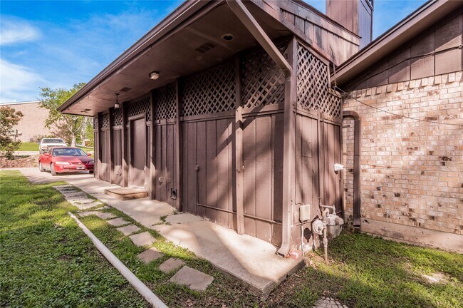 Building Photo - 514 Hickory Dr