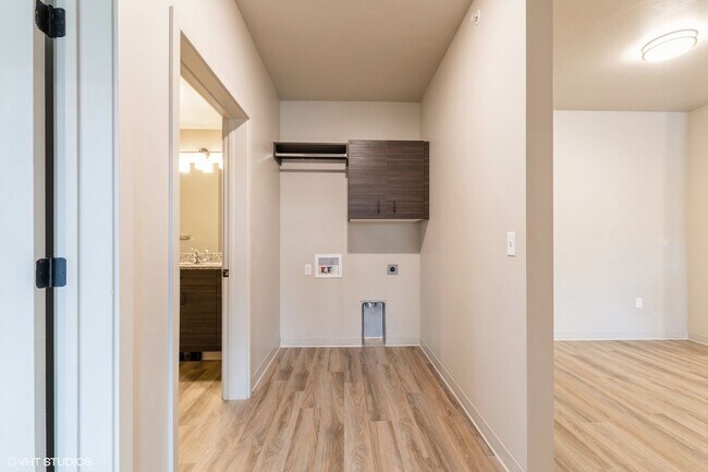 Building Photo - 3rd floor 2 bed, 1bath Apartment!