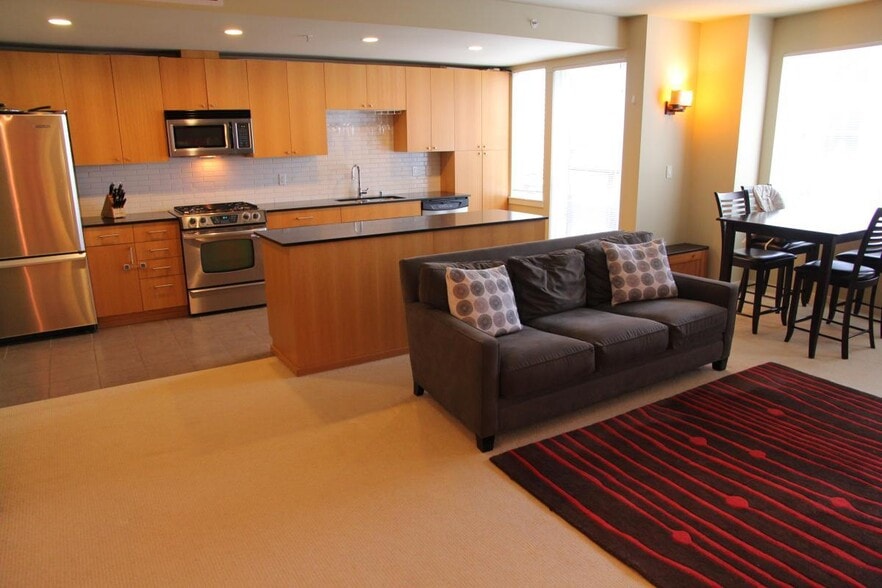 Living / Kitchen - 81 Clay St