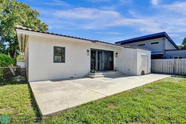 Building Photo - 807 SW 18th St