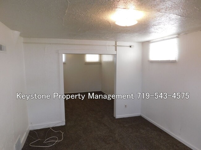 Building Photo - Move-In Special! $400 Off! -  Eastside Efficiency Apt in Triplex  $800/$800