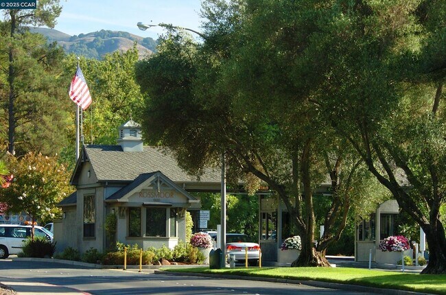 Building Photo - 3377 Rossmoor Pkwy
