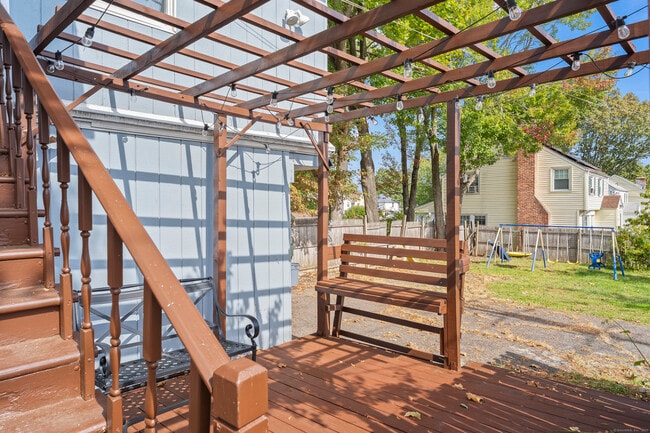 Building Photo - 518 Quaker Ln S