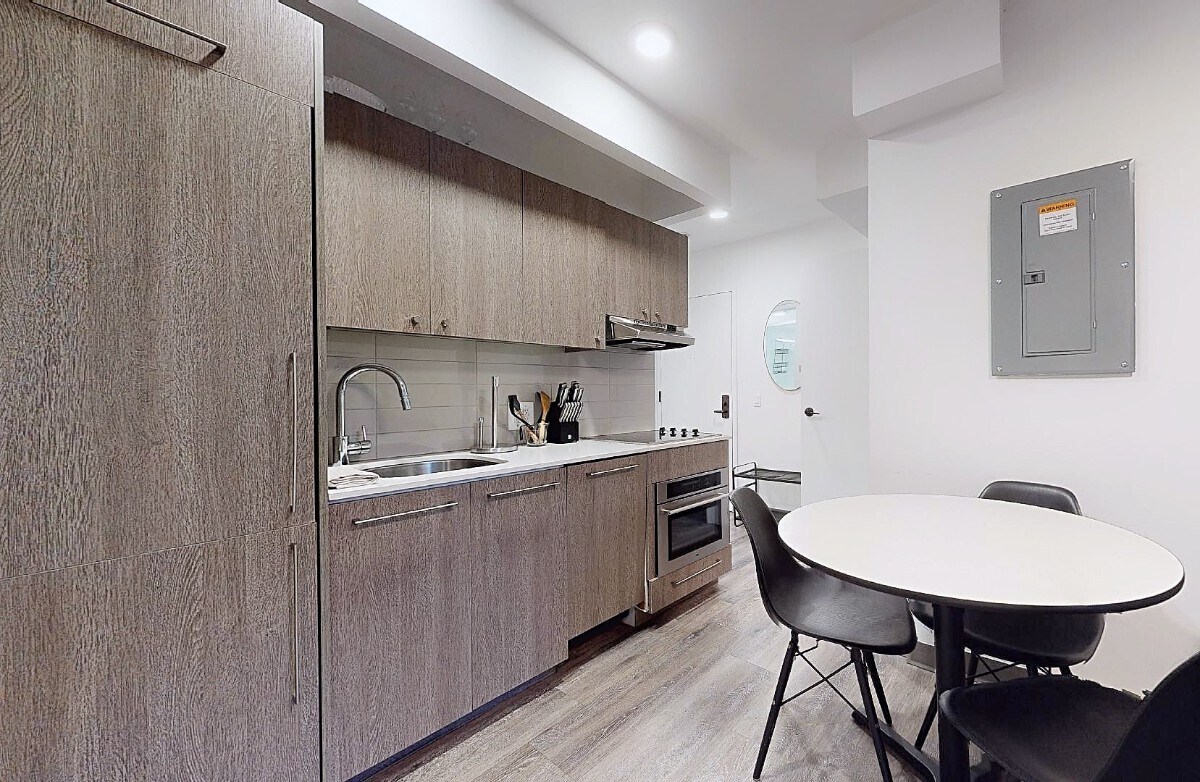 Building Photo - Short term Furnished Rental in Doorman Building
