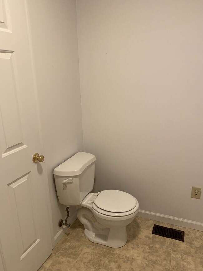 Building Photo - PERFECT COLLEGE RENTAL ONLY A HALF MILE FR...