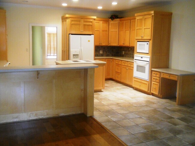 Building Photo - 4602 Ridgeview Cir