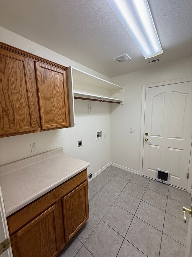 Building Photo - 3 Bedroom 2 Bathroom Home