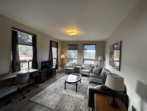 Building Photo - 129 1/2 W 3rd St