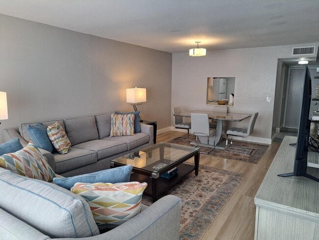 Building Photo - 1502 S Lakeside Dr