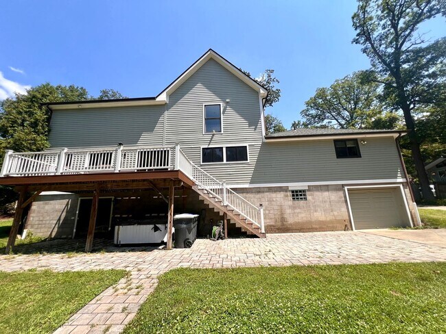 Building Photo - Cranberry - 6 bedroom 4 bathroom - Stunnin...