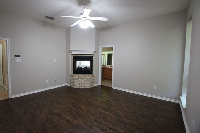 Building Photo - 3 bedroom 2 bathroom home in Tyler!
