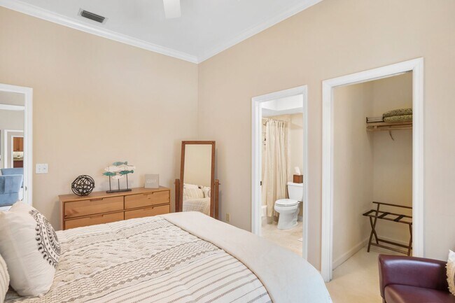 Building Photo - ** OLDE NAPLES ** 3 BED + DEN / 3 BATH - GARAGE - WALK TO BEACH & DOWNTOWN - SHORT TERM RENTAL