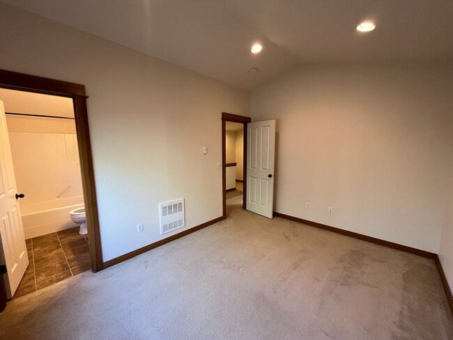 Building Photo - Large 3 bed/3.5 bath Greenwood Townhouse!!!