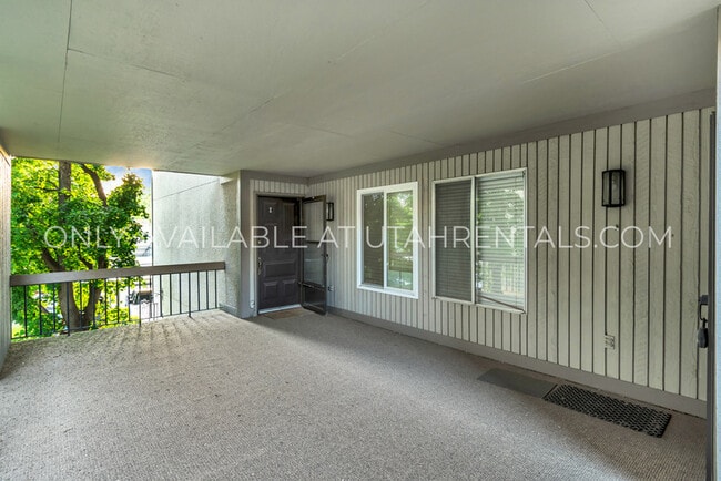 Building Photo - 5761 S Waterbury Cir