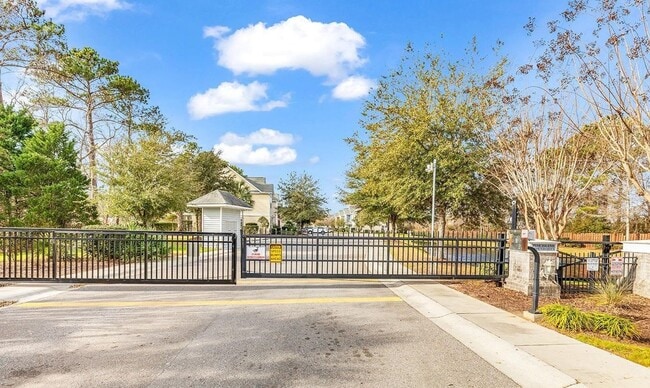 Building Photo - Pine Island Townhomes