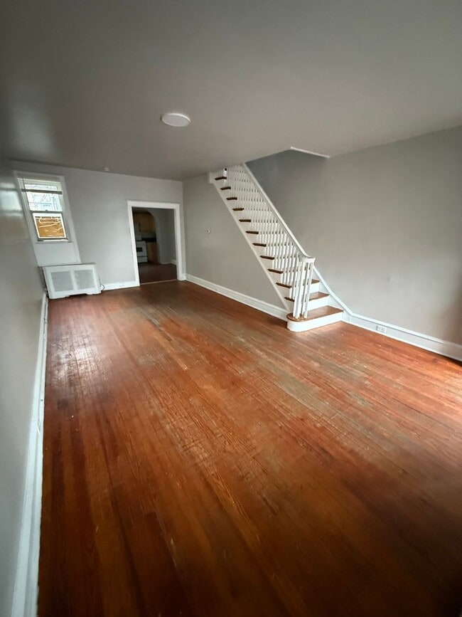 Building Photo - Port Richmond-traditional 3 bedroom home f...