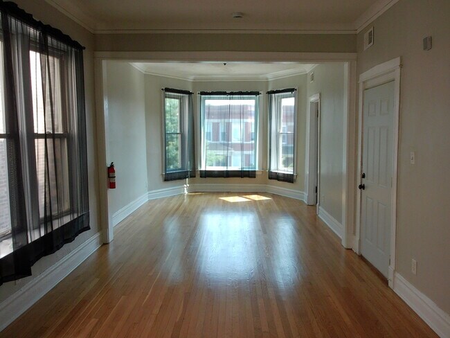 Building Photo - 3918 W Van Buren St