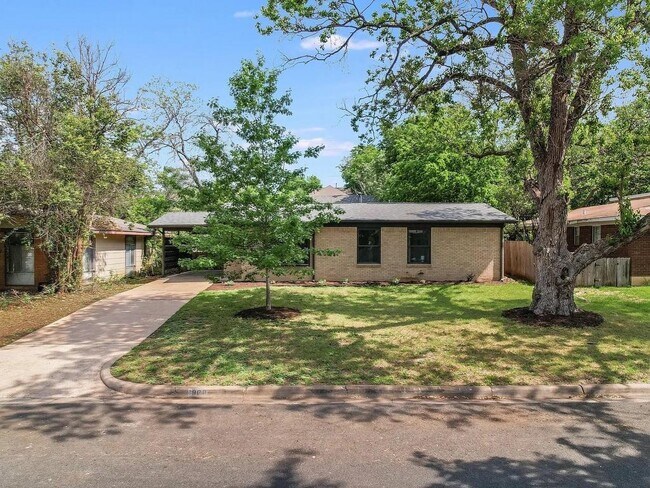 Building Photo - 1808 Forest Hill Dr