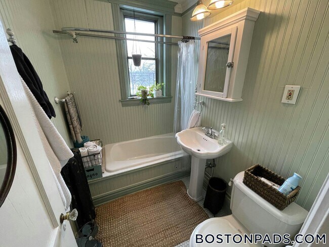 Building Photo - 64 Charlesgate E