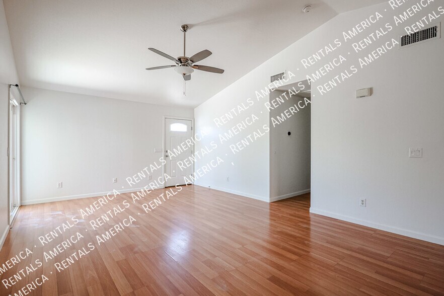 Building Photo - 568 E Sherri Dr