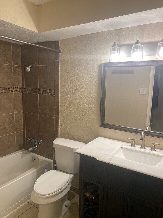 Building Photo - 3024 Tudor Ln