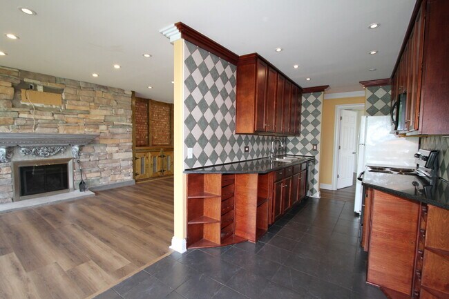 Building Photo - 5950 Oakwood Dr