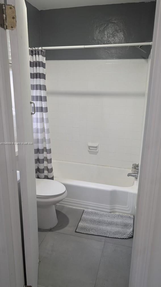 Building Photo - 2822 Pine Tree Dr