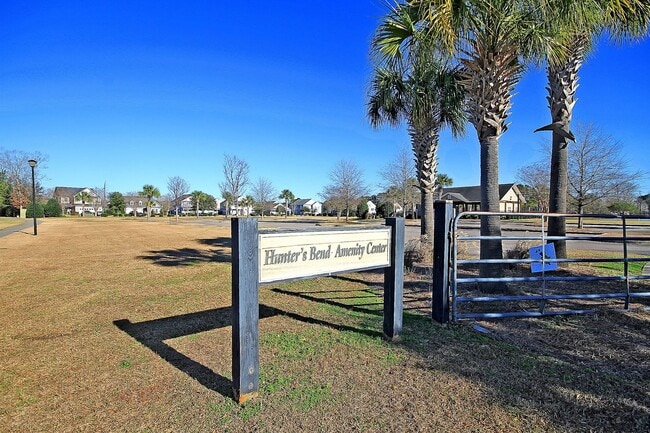 Building Photo - Convenient Location with Modern Amenities