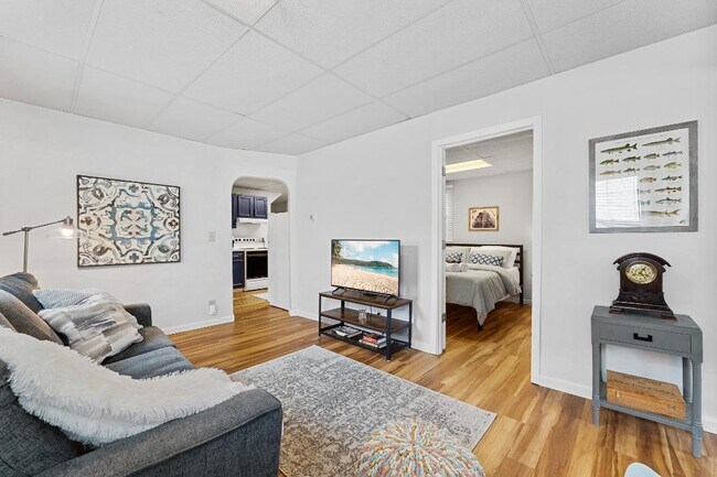 Building Photo - 2020 E 6th St