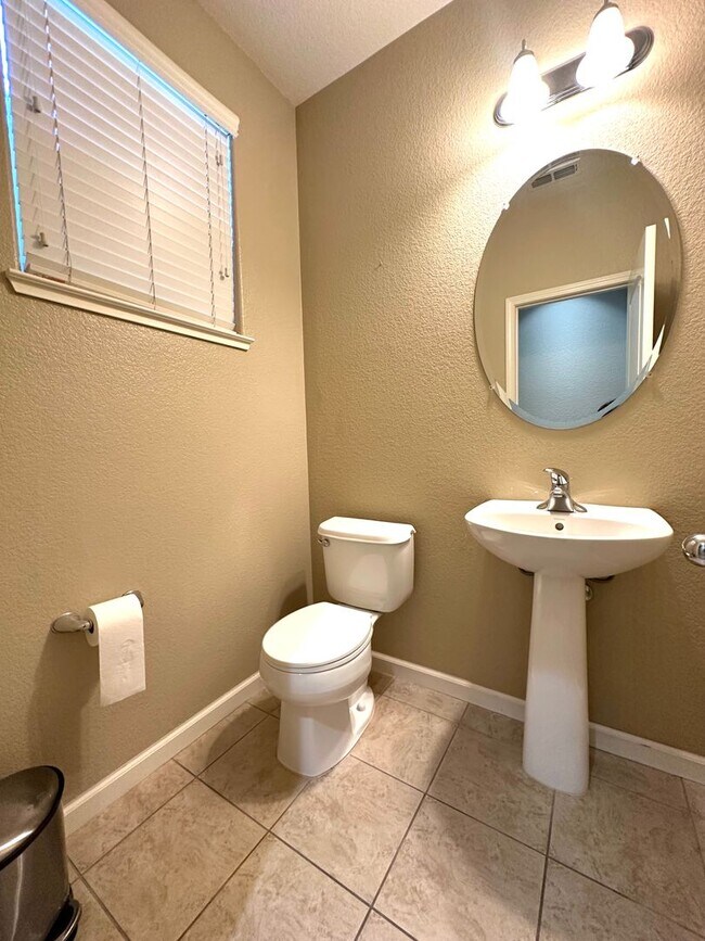 Building Photo - Spacious Home in Prime Turlock Location