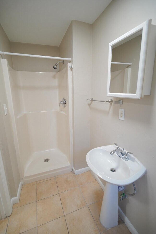 Building Photo - 2808 Southwood Dr