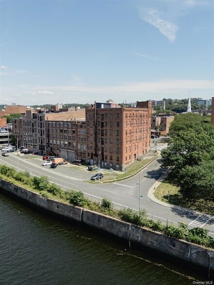 Building Photo - 155 S River St