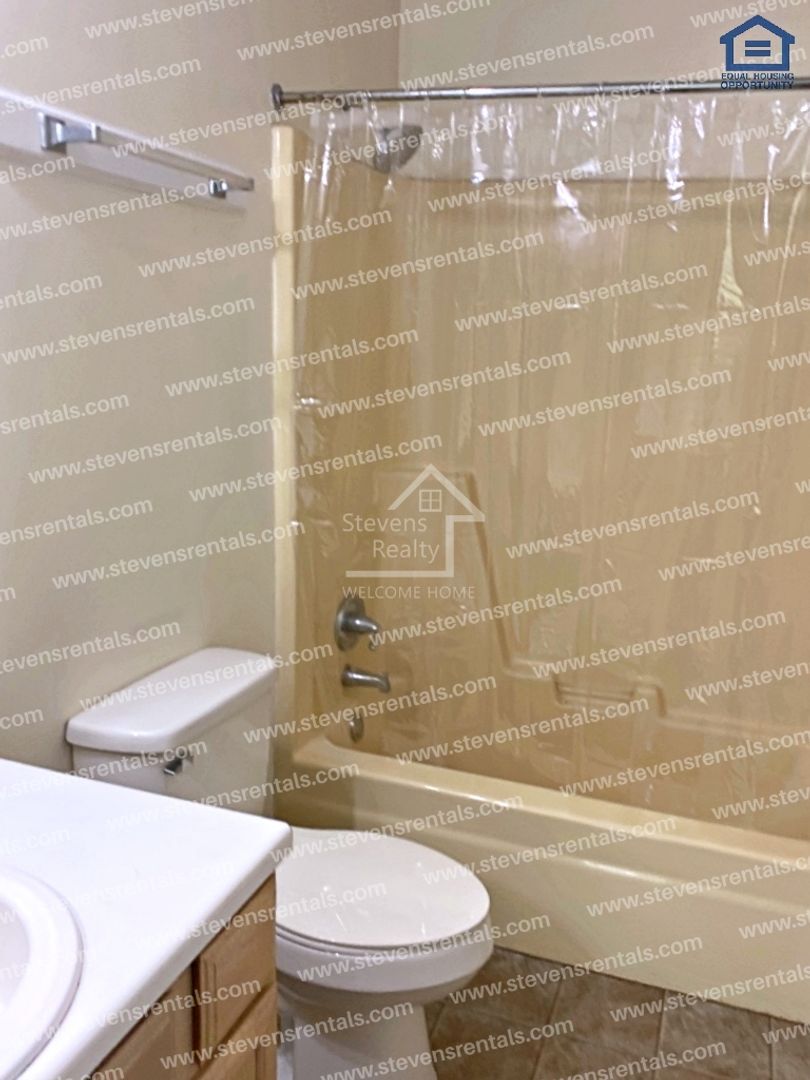 Building Photo - 430 Oriole Dr