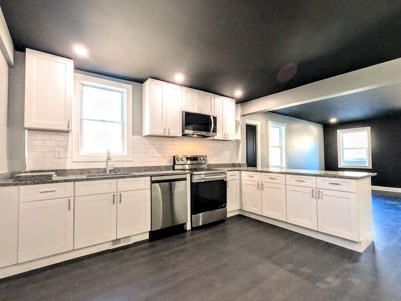 Building Photo - 2 Sunnyside St