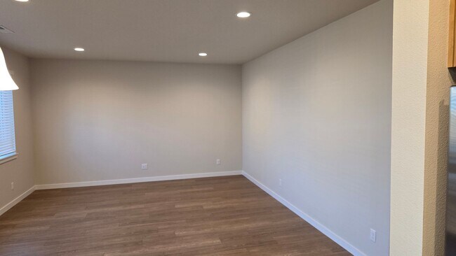 Building Photo - Amazing 3 bedroom home
