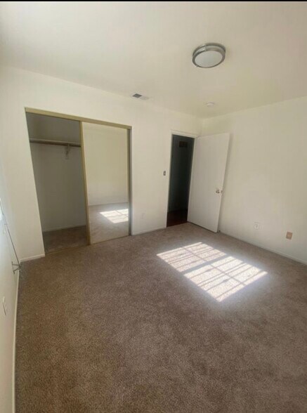 Building Photo - 1827 N Mariposa Ave