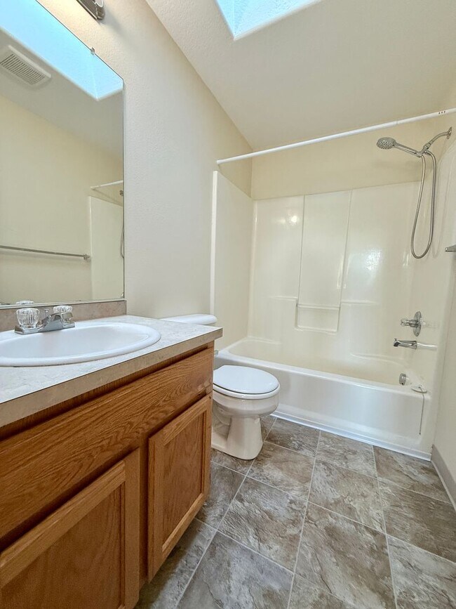 Building Photo - **$500 OFF THE FIRST MONTH'S RENT** Spacio...