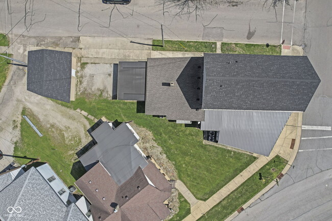 Building Photo - 2 Van Ave