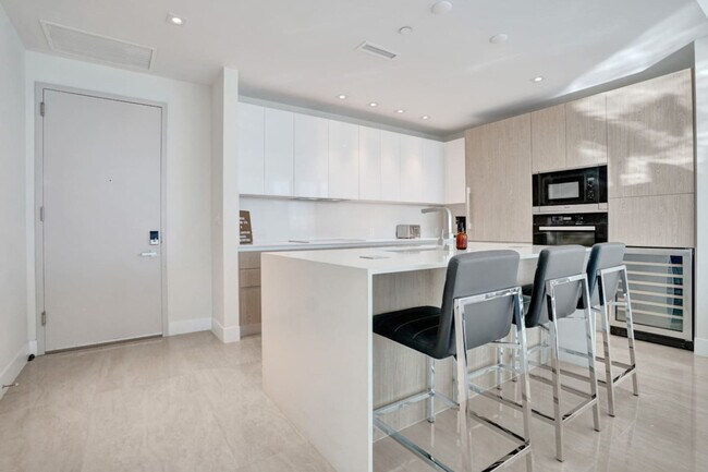 Building Photo - 3100 N Ocean Dr