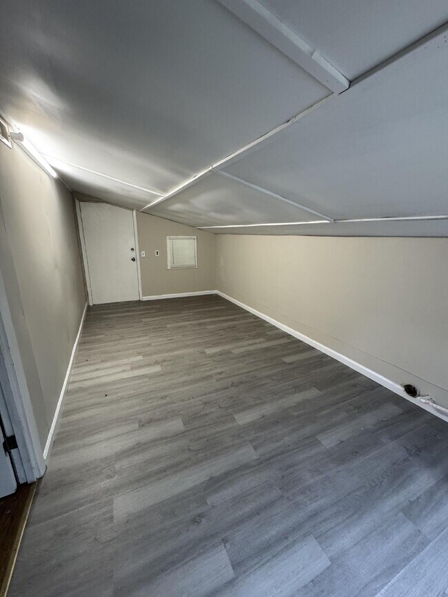 Building Photo - 2 Bed 1 Bath with Bonus Storage space & Large yard