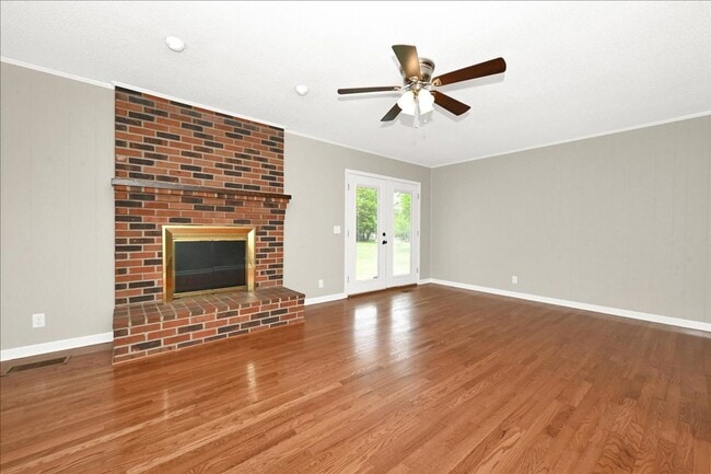 Building Photo - Beautiful 4 Br Brick home